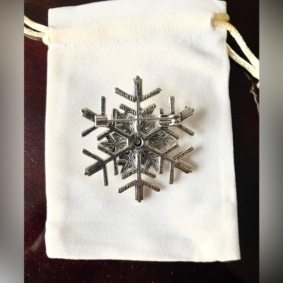 Snowflake Brooch ❄️ - Picture 3 of 3